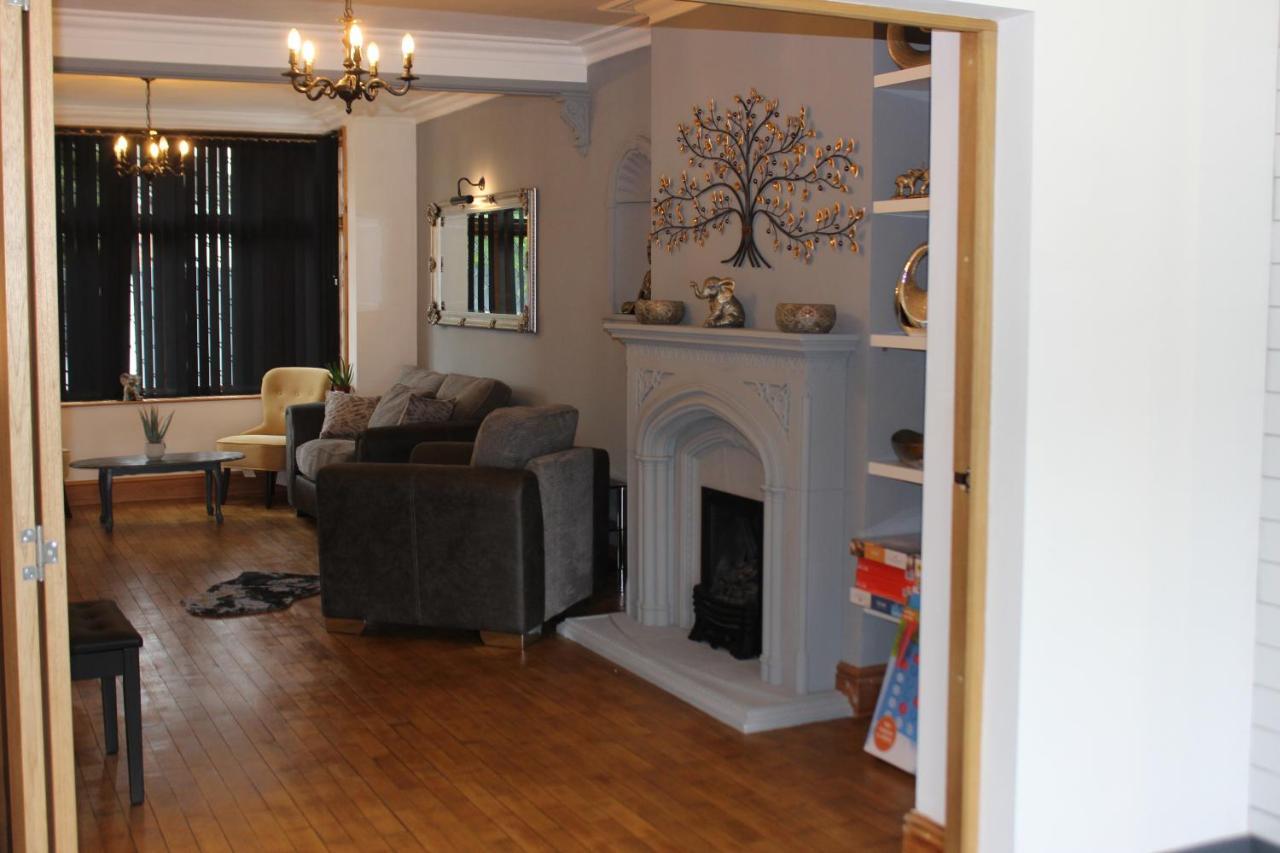 Modern Spacious House - Sleeps 16, Free Parking, Sun Terrace Нанитон Екстериор снимка