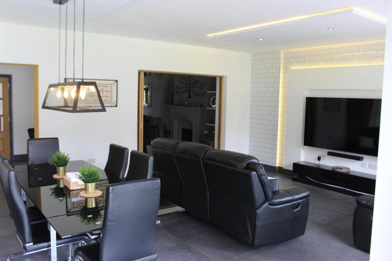 Modern Spacious House - Sleeps 16, Free Parking, Sun Terrace Нанитон Екстериор снимка