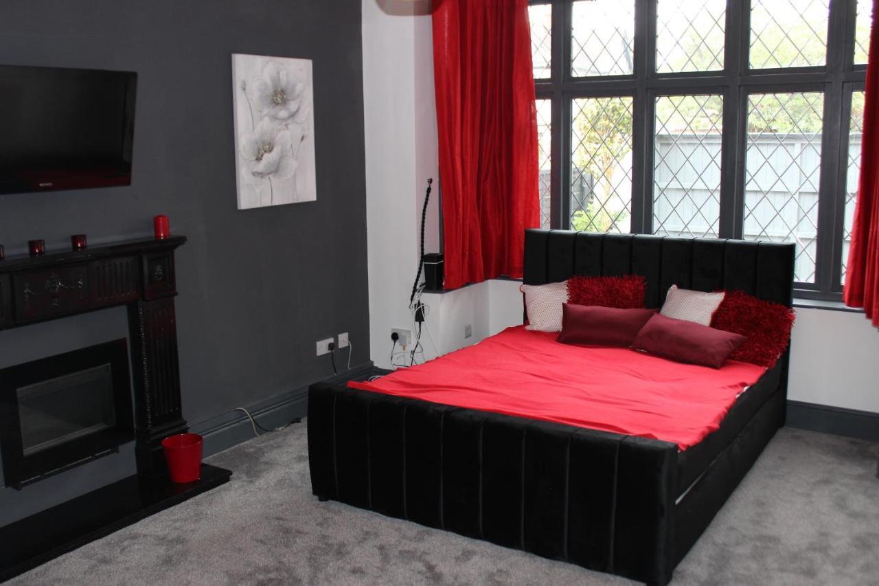 Modern Spacious House - Sleeps 16, Free Parking, Sun Terrace Нанитон Екстериор снимка