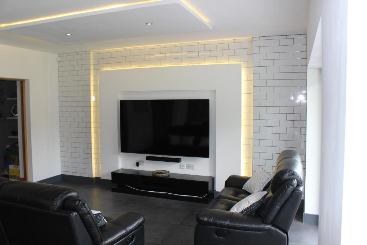 Modern Spacious House - Sleeps 16, Free Parking, Sun Terrace Нанитон Екстериор снимка