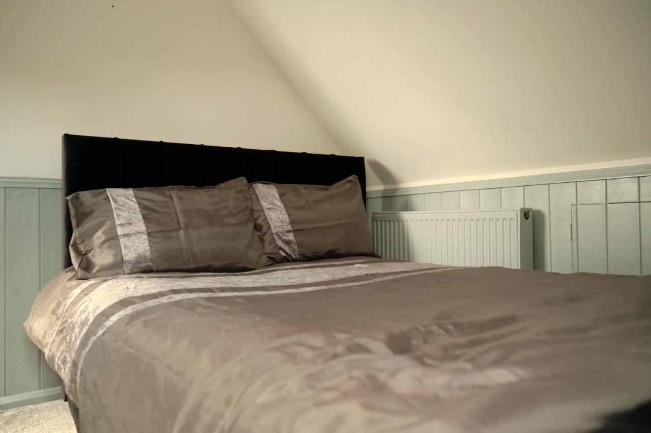 Modern Spacious House - Sleeps 16, Free Parking, Sun Terrace Нанитон Екстериор снимка