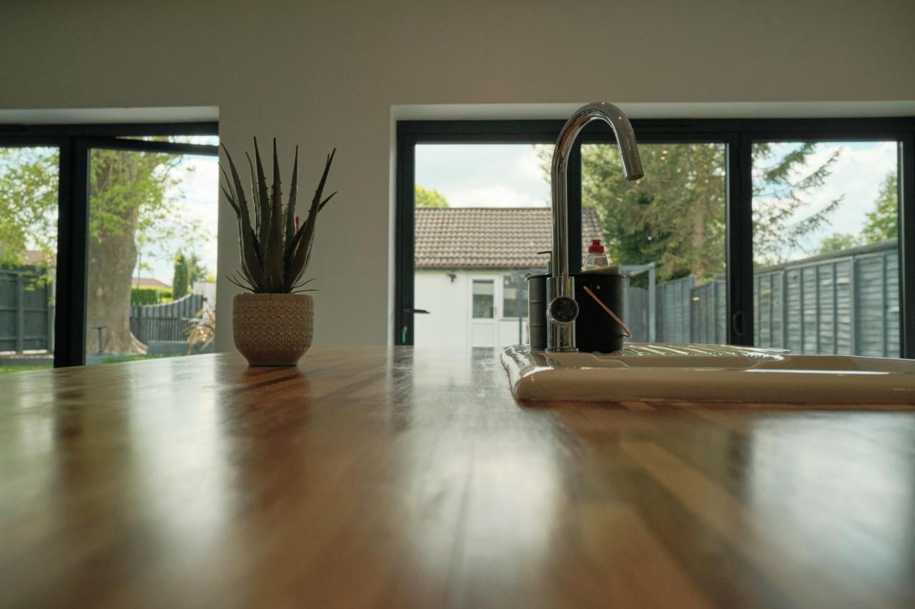 Modern Spacious House - Sleeps 16, Free Parking, Sun Terrace Нанитон Екстериор снимка