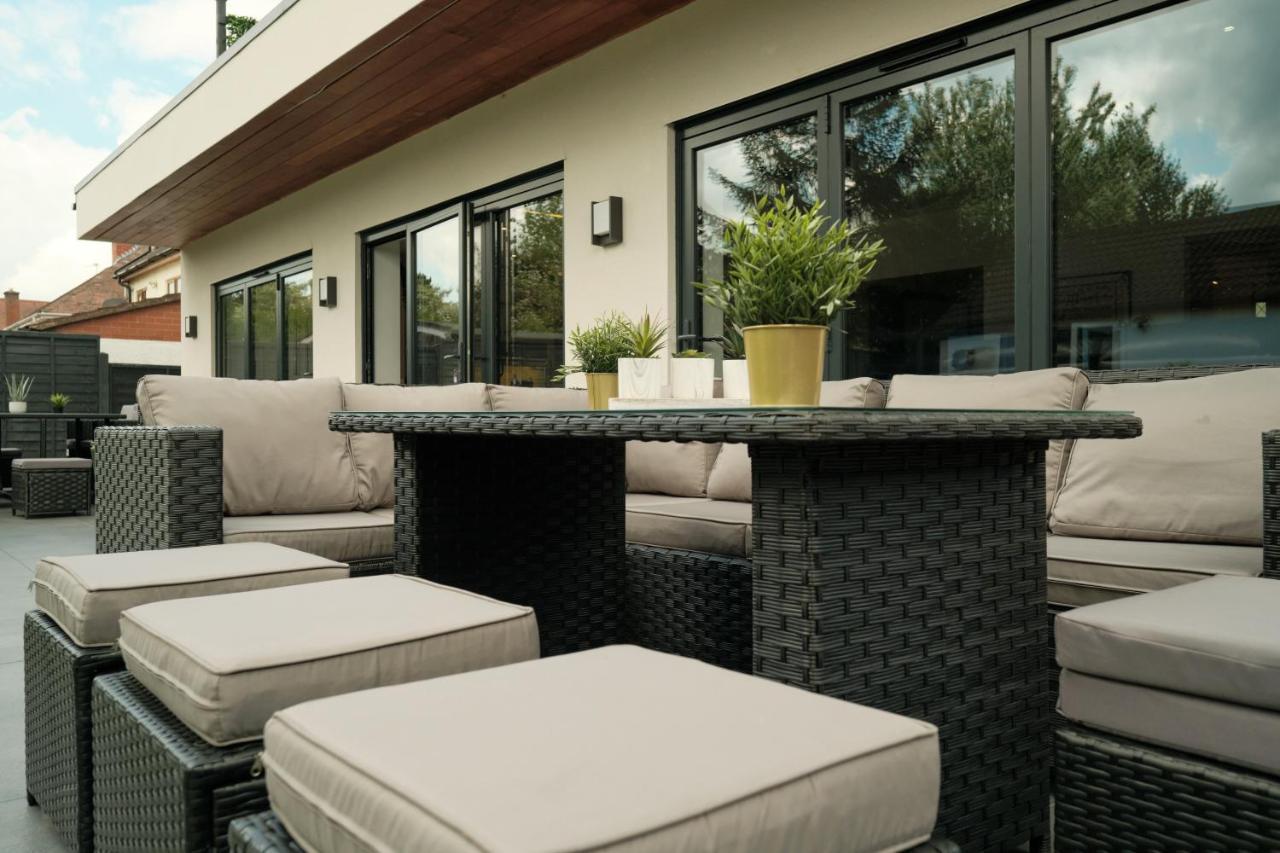 Modern Spacious House - Sleeps 16, Free Parking, Sun Terrace Нанитон Екстериор снимка