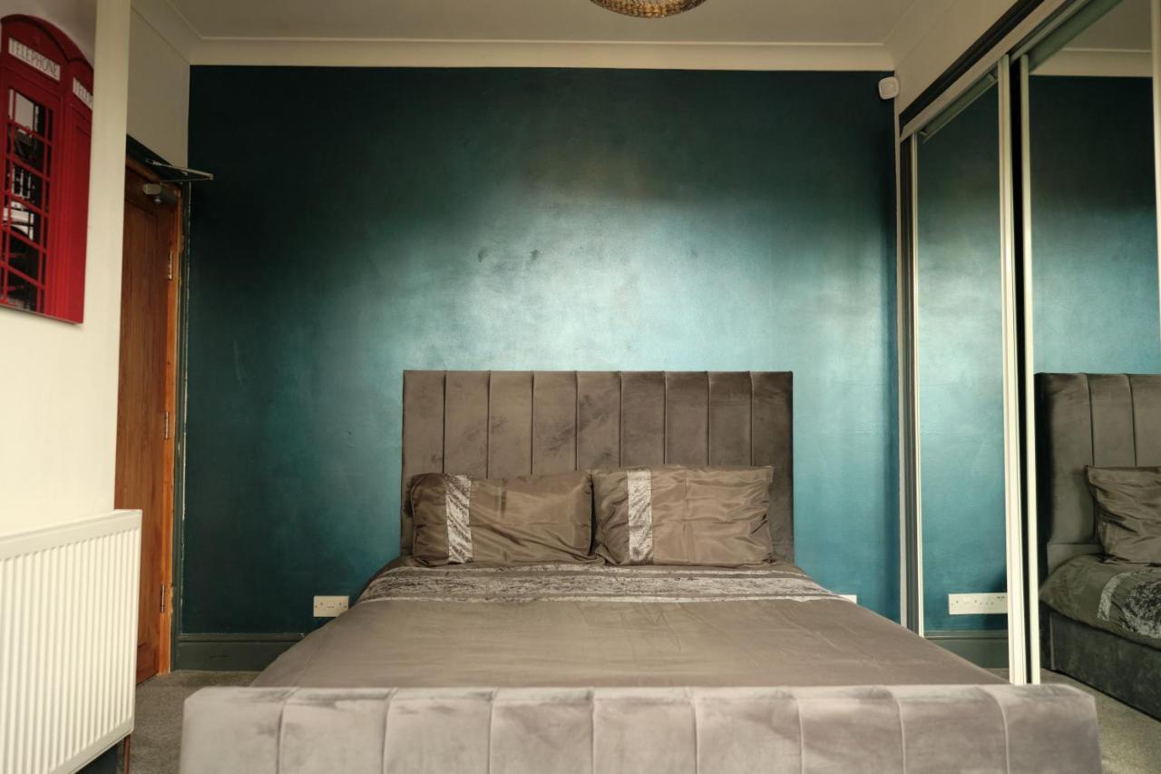 Modern Spacious House - Sleeps 16, Free Parking, Sun Terrace Нанитон Екстериор снимка