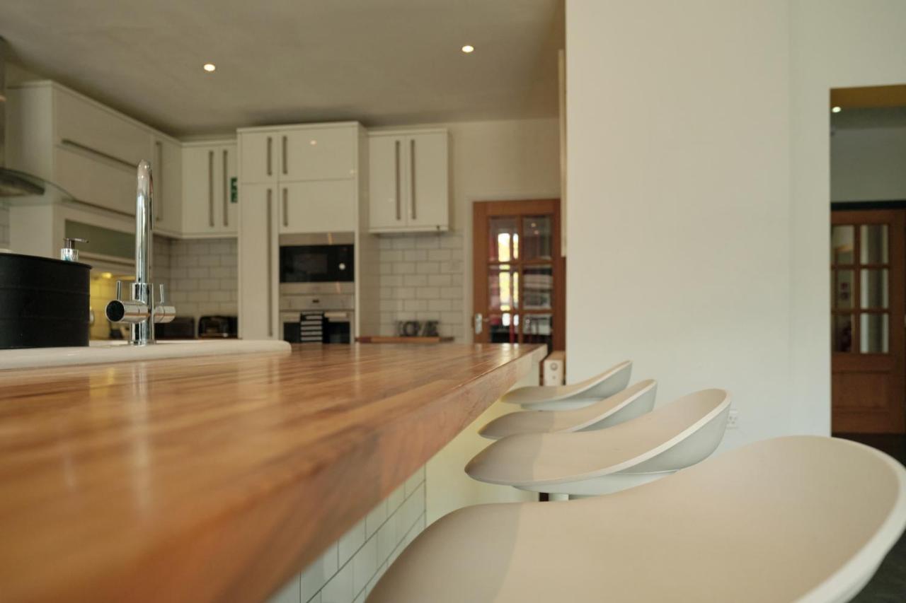 Modern Spacious House - Sleeps 16, Free Parking, Sun Terrace Нанитон Екстериор снимка