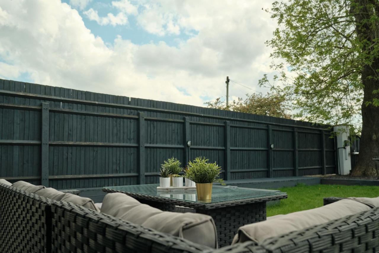 Modern Spacious House - Sleeps 16, Free Parking, Sun Terrace Нанитон Екстериор снимка
