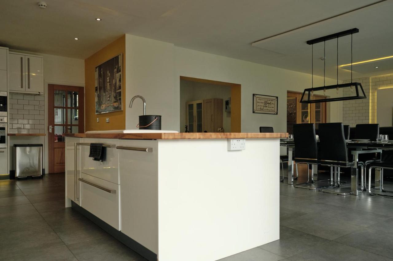 Modern Spacious House - Sleeps 16, Free Parking, Sun Terrace Нанитон Екстериор снимка
