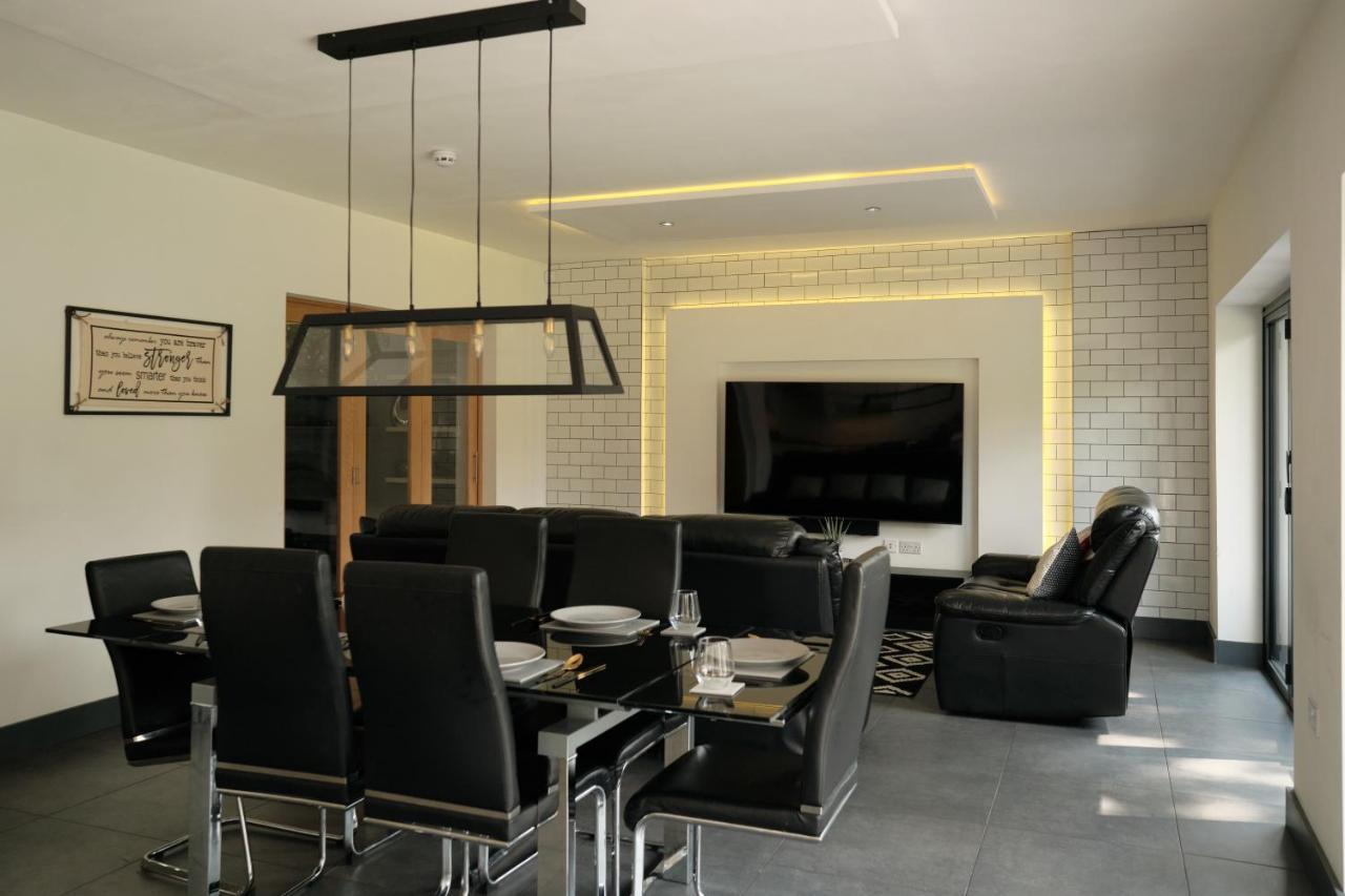 Modern Spacious House - Sleeps 16, Free Parking, Sun Terrace Нанитон Екстериор снимка