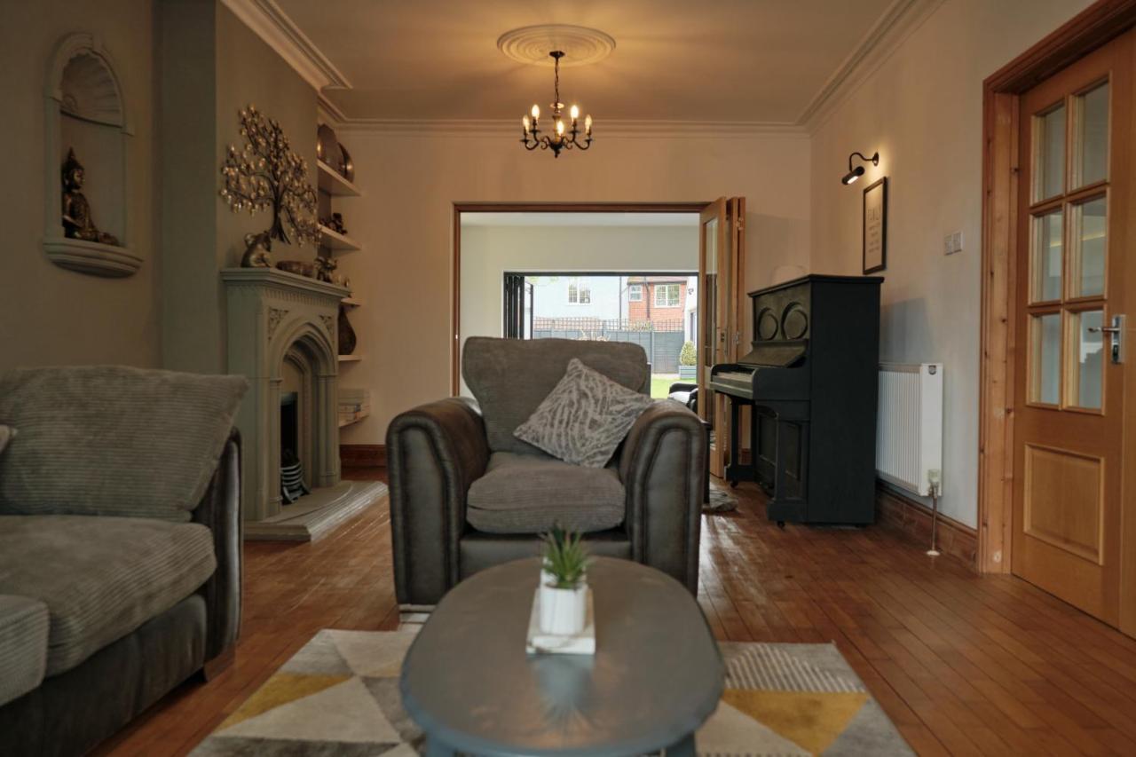 Modern Spacious House - Sleeps 16, Free Parking, Sun Terrace Нанитон Екстериор снимка