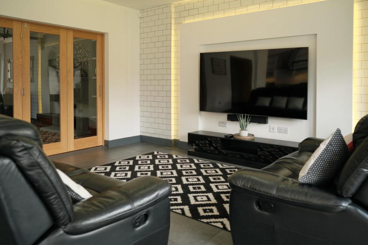 Modern Spacious House - Sleeps 16, Free Parking, Sun Terrace Нанитон Екстериор снимка