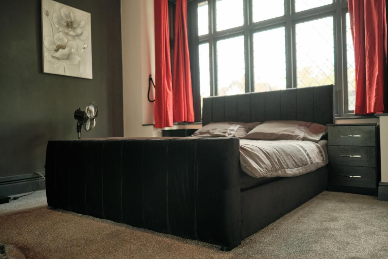 Modern Spacious House - Sleeps 16, Free Parking, Sun Terrace Нанитон Екстериор снимка