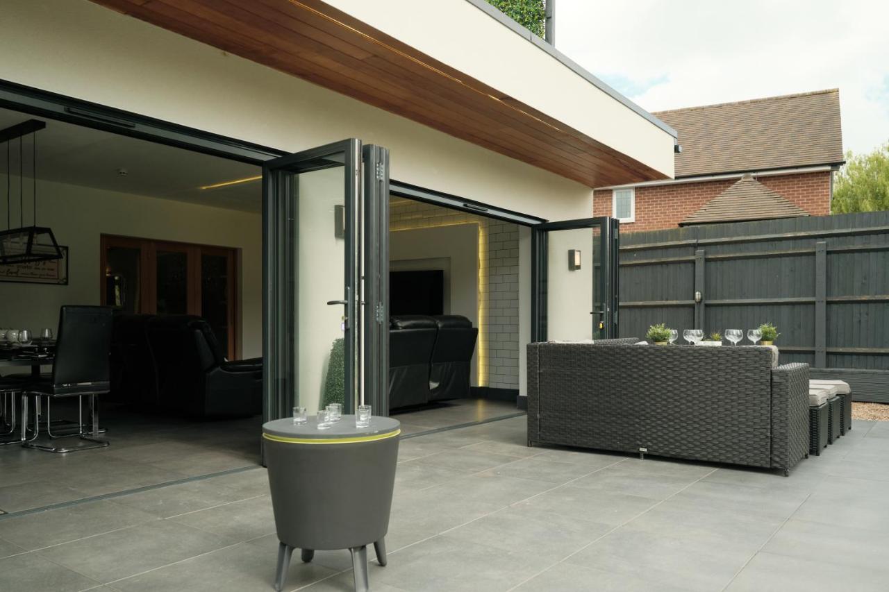 Modern Spacious House - Sleeps 16, Free Parking, Sun Terrace Нанитон Екстериор снимка