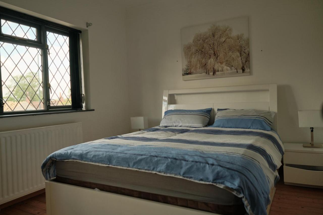 Modern Spacious House - Sleeps 16, Free Parking, Sun Terrace Нанитон Екстериор снимка